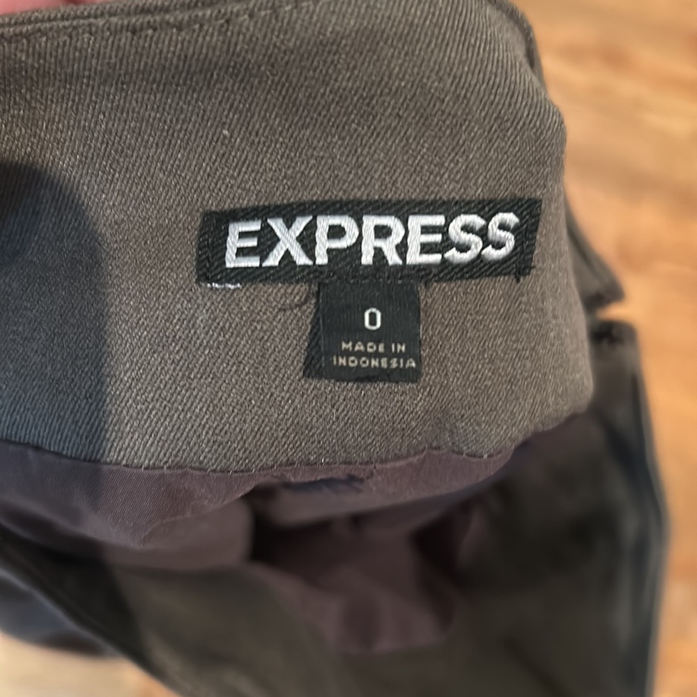 EXPRESS - Picture 4 of 4